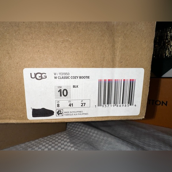 ⭐️Fall Sale ⭐️UGG Black Classic Cozy Booties Slippers.  Women’s 10 - Picture 3 of 10